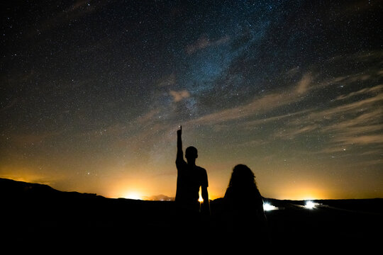 Para zakochanych w środku nocy oraz droga mleczna