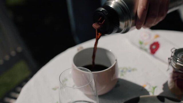 Mettre du caf&eacute; pour le petit d&eacute;jeuner