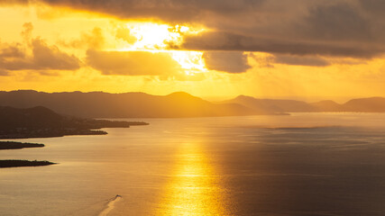 Obraz premium Lever de soleil sur la côte sur de la Martinique.