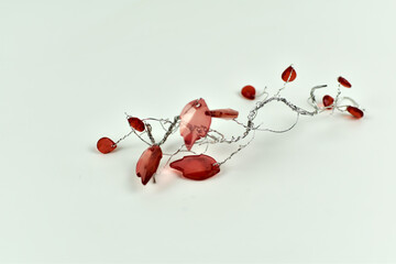 Białe i czerwone kryształki na jasnym tle. © Krzysztof Głowacki