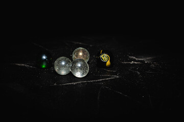 bolas de vidrio cristal transparente negra ay verde sobre base de cemento cordoba argentina