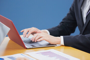 パソコンを使うビジネスウーマン　顔なし