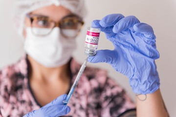 enfermera prepara una dosis de vacuna, para coronavirus covid 19