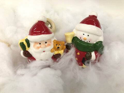 サンタクロースと雪だるまの人形、クリスマスイメージ