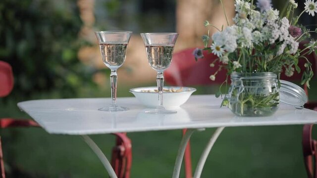 Deux verres de vin blanc et des collations
