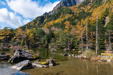 晴天の上高地 黄葉の山々と明神池