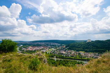 Obraz premium view of the city of Kehlheim and the Befreiungshalle