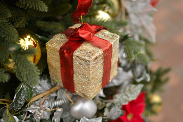 Fototapeta na wymiar 九州小倉のクリスマスツリーの飾りとクリスマスプレゼントの風景