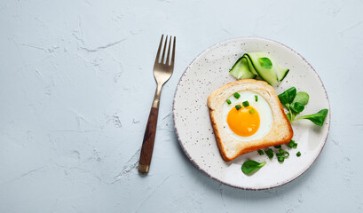 Fried egg on bread with vegetables