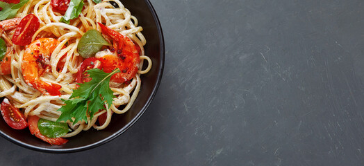 Pasta with shrimps in white sauce