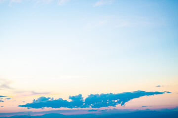 Obraz premium Beautiful nature background colorful sky with cloud before sunset