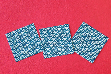 赤い和紙と千代紙の背景　(青海波）