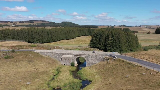 survol du plateau de l'Aubrac en Loz&egrave;re et cascade du D&eacute;roc