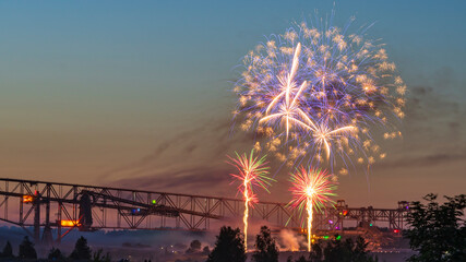 ein wunderschönes großes Feuerwerk bei Nacht