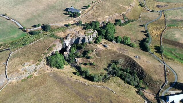 survol du plateau de l'Aubrac en Loz&egrave;re et cascade du D&eacute;roc