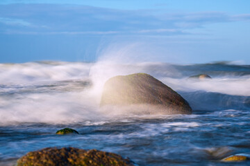 Steine an der Ostseeküste bei Warnemünde an einem stürmischen Tag