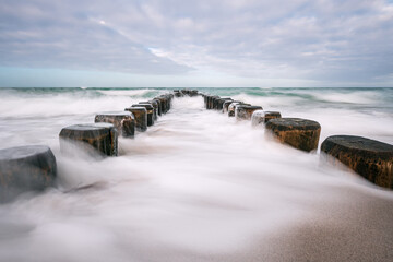 Buhnen an der Küste der Ostsee an einem stürmischen Tag