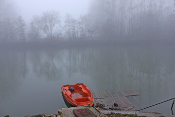 bateau sur le lac avec du brouillard