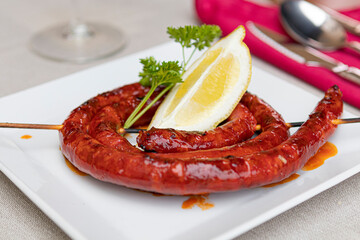 Comida típica de restaurante en las Islas Canarias (pulpo, chistorra, croquetas, garbanza, ensalada)