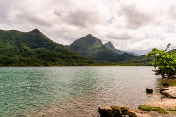 Obraz premium big volcano mountains in tropical island in raiatea french polynesia