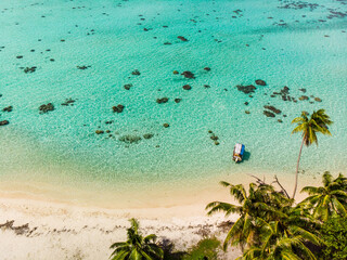 Obraz premium boat in paradise beach with trees and cristal water 