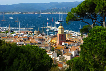 Vue sur la citadelle de Saint-Tropez et son port.
