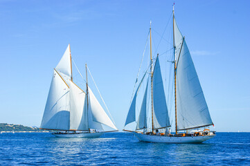 Deux grands voiliers se croisant dans le golf de Saint-Tropez lors de l'événement les Voiles de Saint-Tropez.