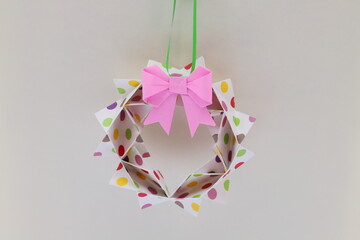 折り紙で作った手作りのクリスマス飾り用のリース