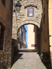 Fototapeta na wymiar arched street in old town