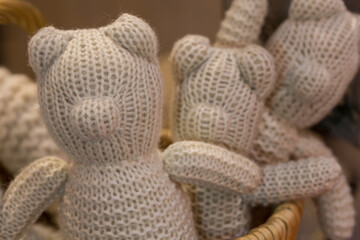 weiße selbst hergestellte Teddybären im Korb