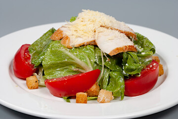 salad with chicken breast, lettuce, tomatoes and croutons