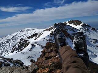 botas de ski en lo alto de un pico nevado
