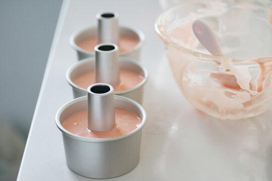 The process of home-made pink strawberry cake, the cake slurry into the mold