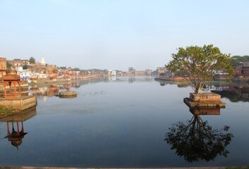 Fototapeta na wymiar temple Machkund et le lac sacré à Dholpur Rajasthan INDE