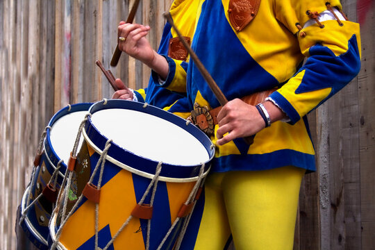 Palio de Siena, Toscana, Italia. Detalle de un m&uacute;sico de la Contrada de la Tortuga.