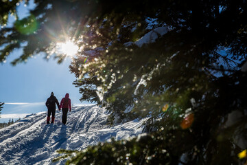 Obraz premium Wanderlust and holiday concept. couple travelling in wintertime. 