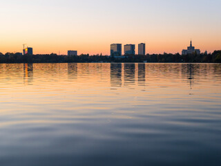 Obraz premium Beautiful sunset in Herestrau Park or King Mihai I park, in Bucharest.