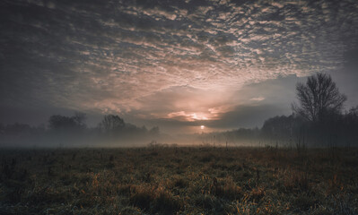 Mglisty jesienny wschód słońca w małopolsce © Piotr