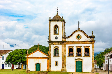 Fototapeta na wymiar Old streets with historic church facade and houses in colonial architecture in the city of Paraty, Rio de Janeiro, Brazil