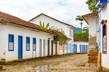 Fototapeta na wymiar Streets of cobblestone and old houses in colonial style on the streets of the old and historic city of Paraty founded in the 17th century on the coast of the state of Rio de Janeiro, Brazil