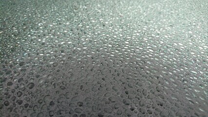 Wassertropfen auf Fensterscheibe