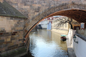 Fototapeta na wymiar Вид на канал и часть моста
