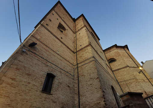 Mura antiche di una chiesa che si ergono verso il cielo