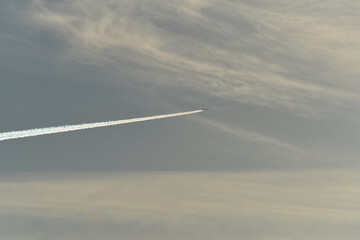 Jet und Kondensstreifen im Morgenlicht