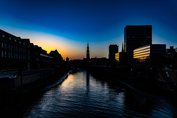 Fototapeta premium Hamburg Zollkanal im Abendlicht