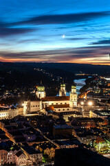 Fototapeta na wymiar Passauer St.Stephansdom am Abend mit Mondschein