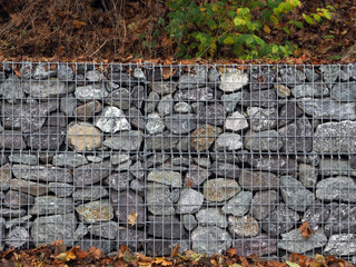 Stützmauer mit Drahtgeflecht