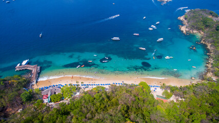 Vista aérea de la playa en la isla de la roqueta en Acapulco 