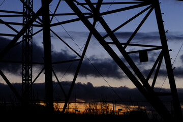 Gittermast  in der Abenddämmerung
