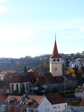 aufnahme des historischen kirchturm in der gemeinde weissach im heckeng&auml;u